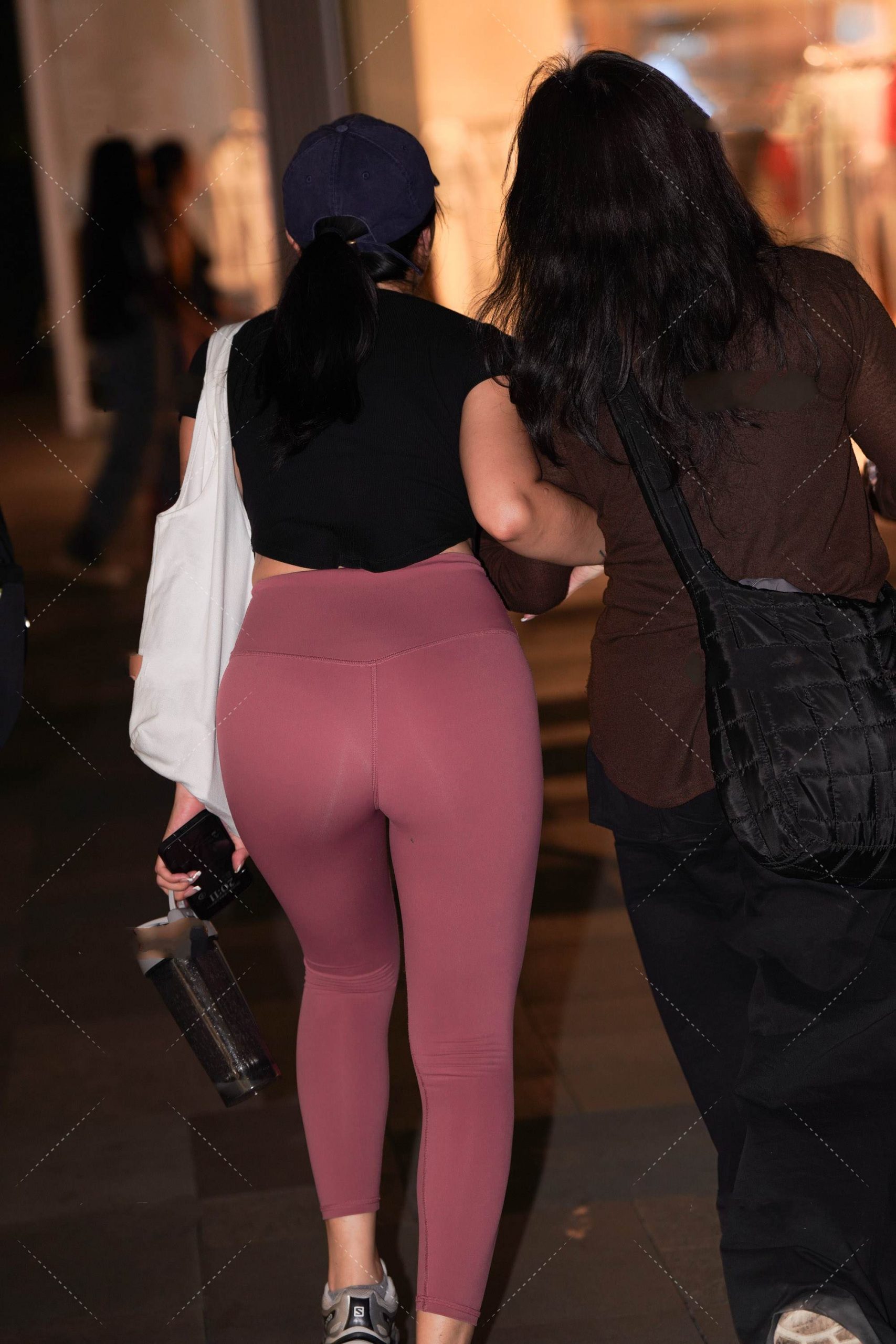 黑色上衣，青色紧身饱满大臀御姐风情