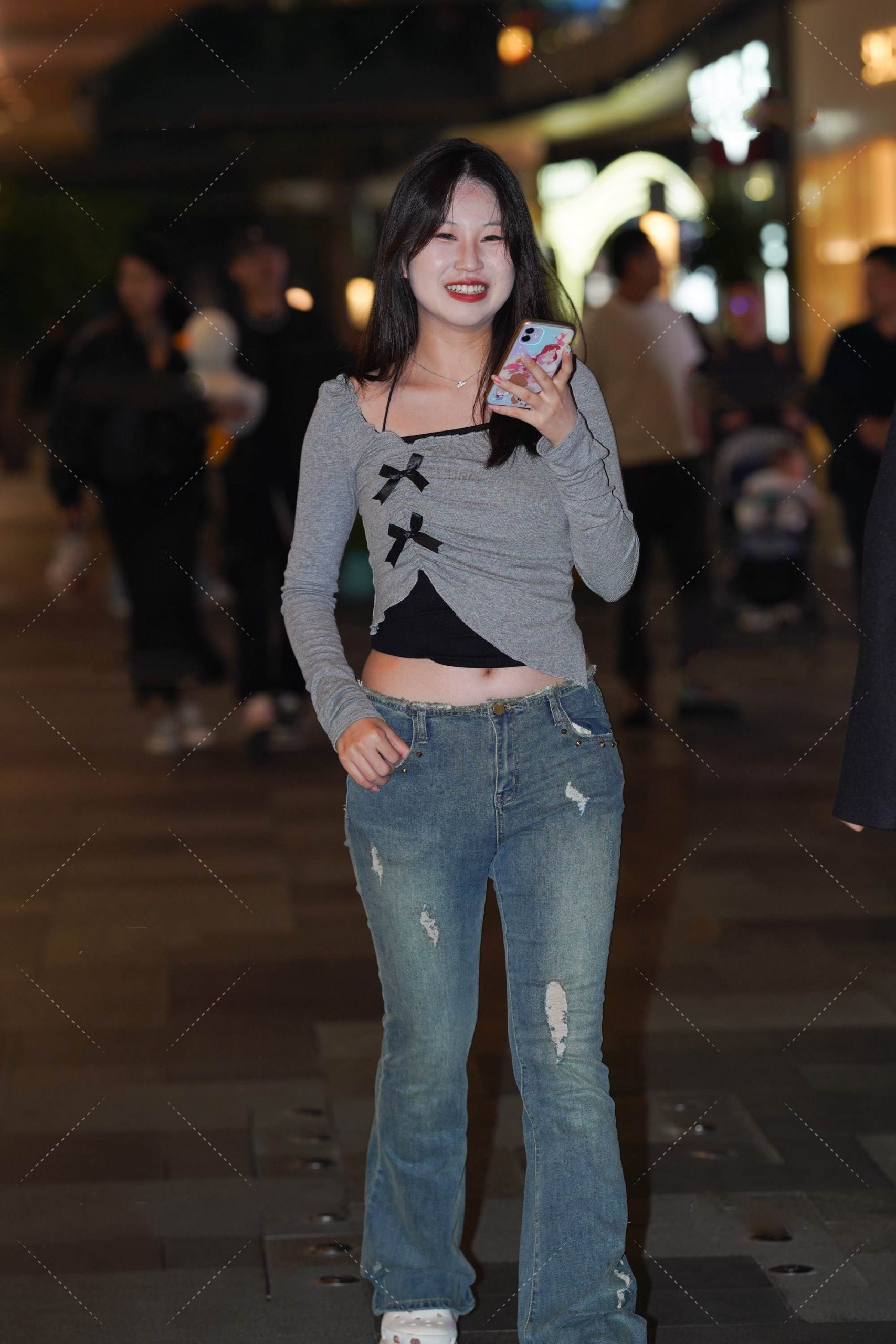 青色紧身上衣，灰色紧身贴身裤丰满御姐