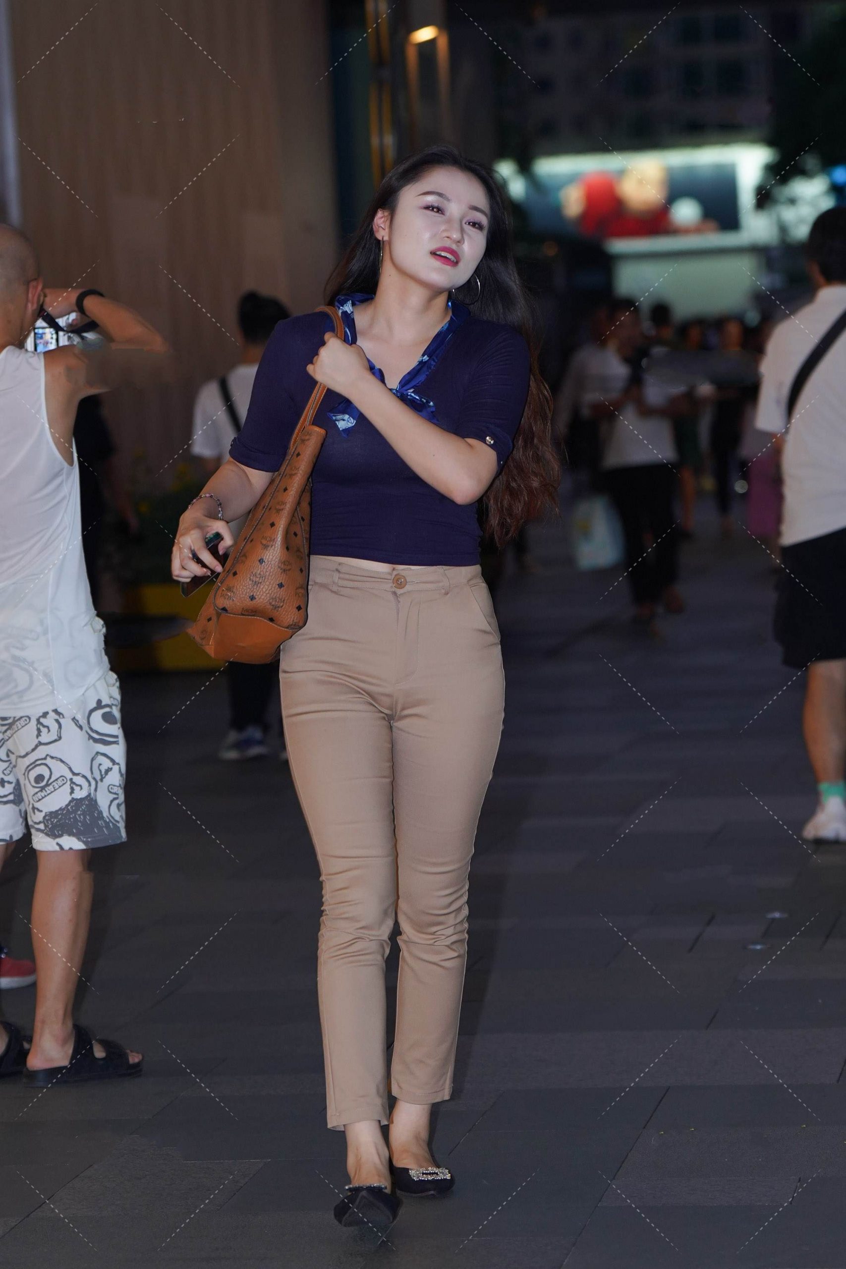 黑色上衣，浅绿色裹身裙时尚大美女