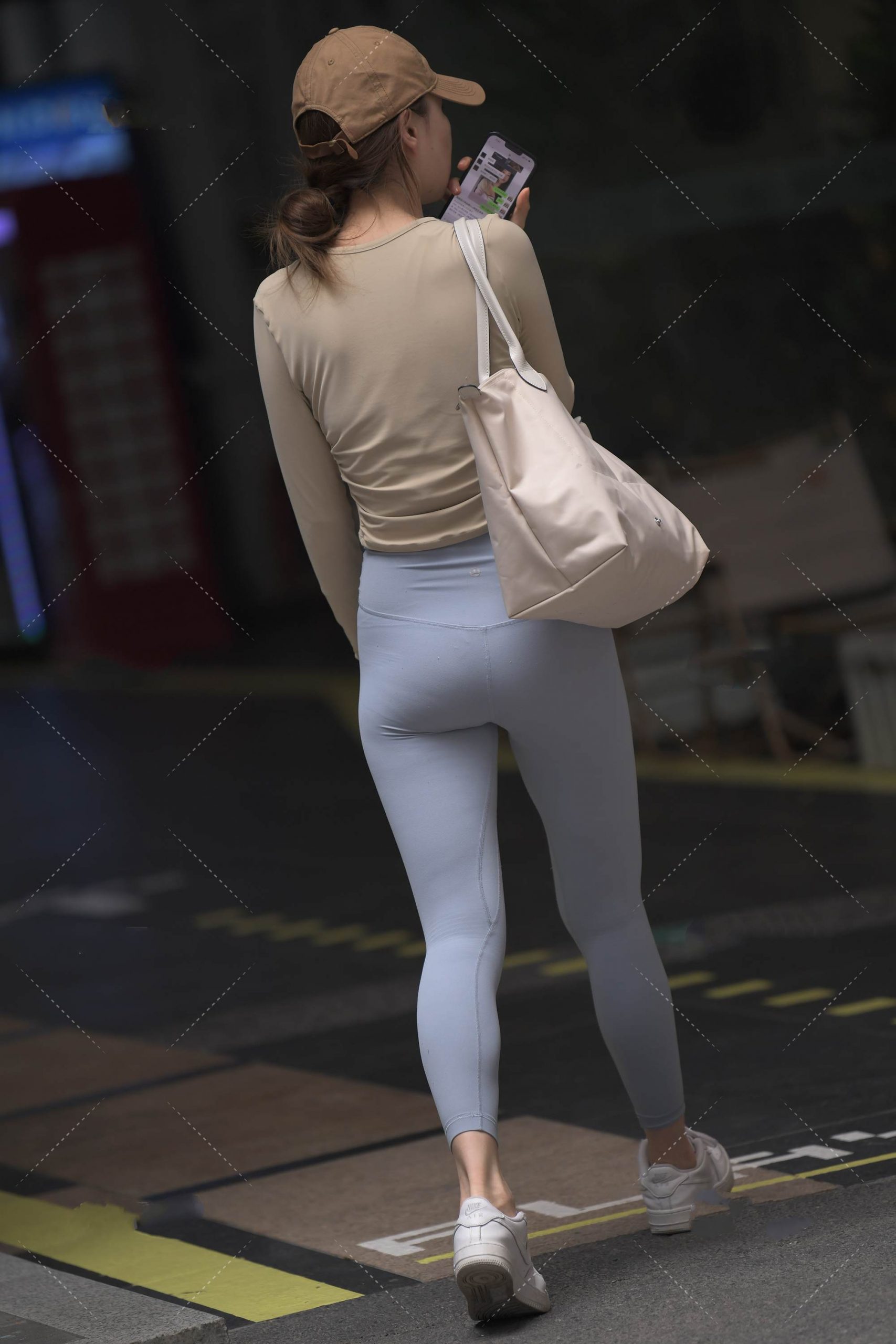 白色上衣青色贴身紧身裤丰满大美女挎白色包