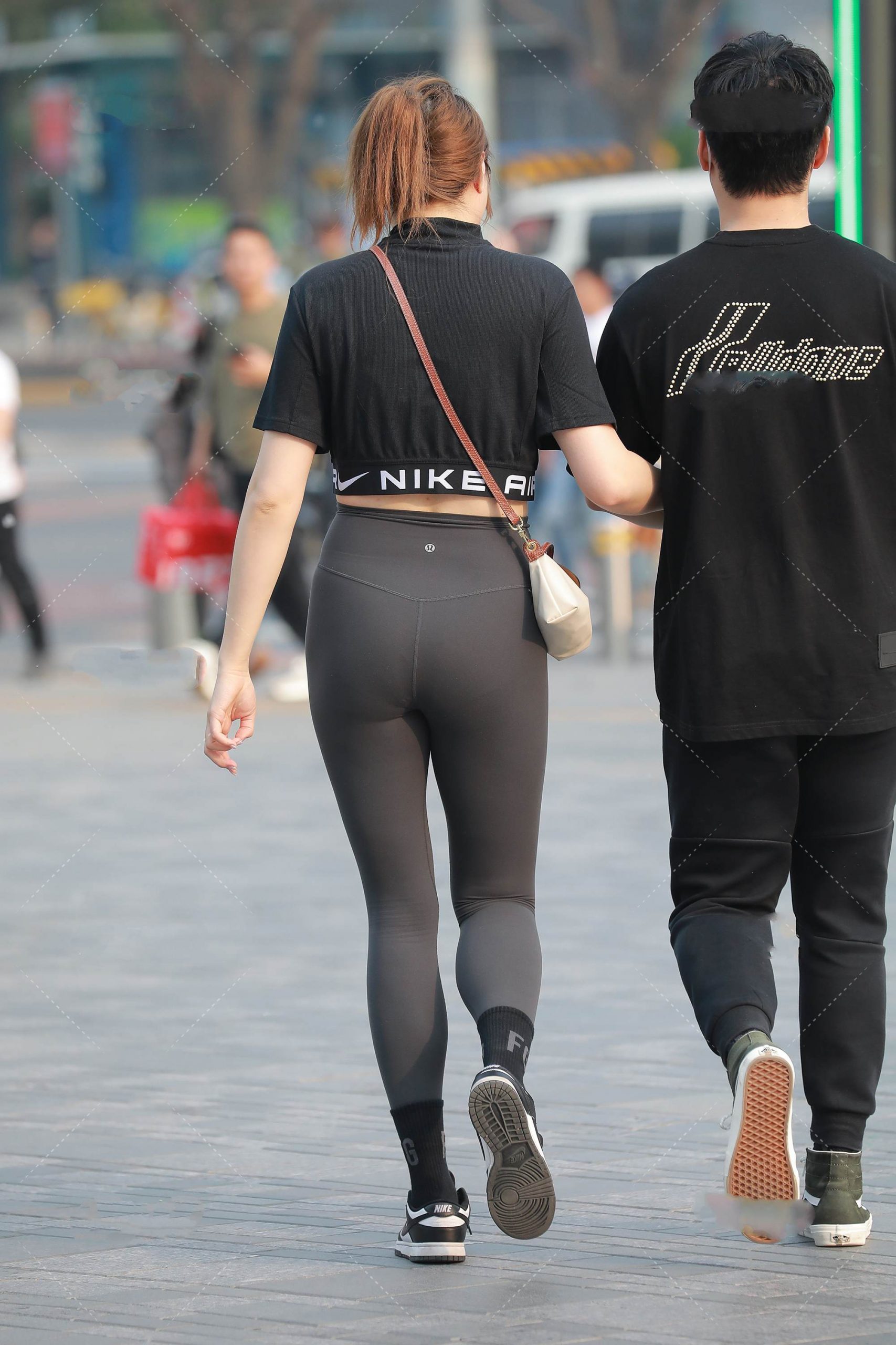 黑色紧身上衣，深绿瑜伽裤丰满小姐姐